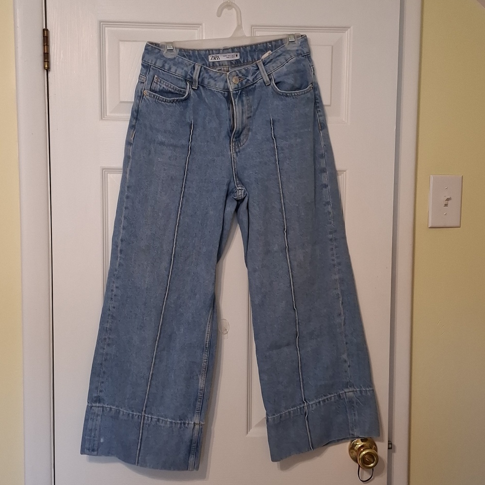 Zara sz 4, wide leg jeans in a lighter blue woth front leg seams. 4 pockets